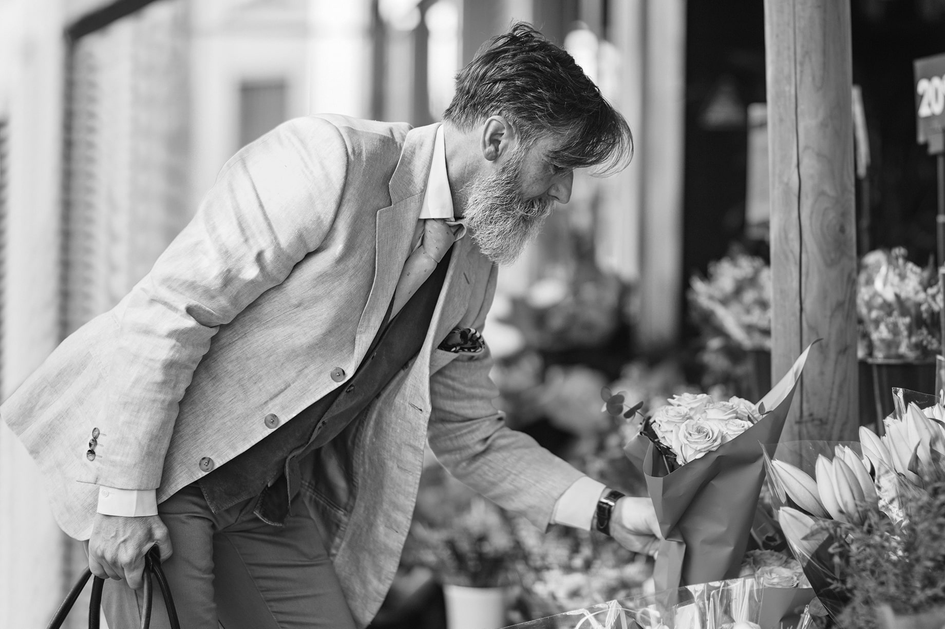 DUX Churchill – man buying flowers from a street stall