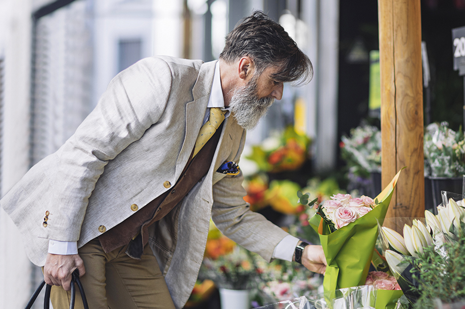 DUX Churchill – man buying flowers from a street stall